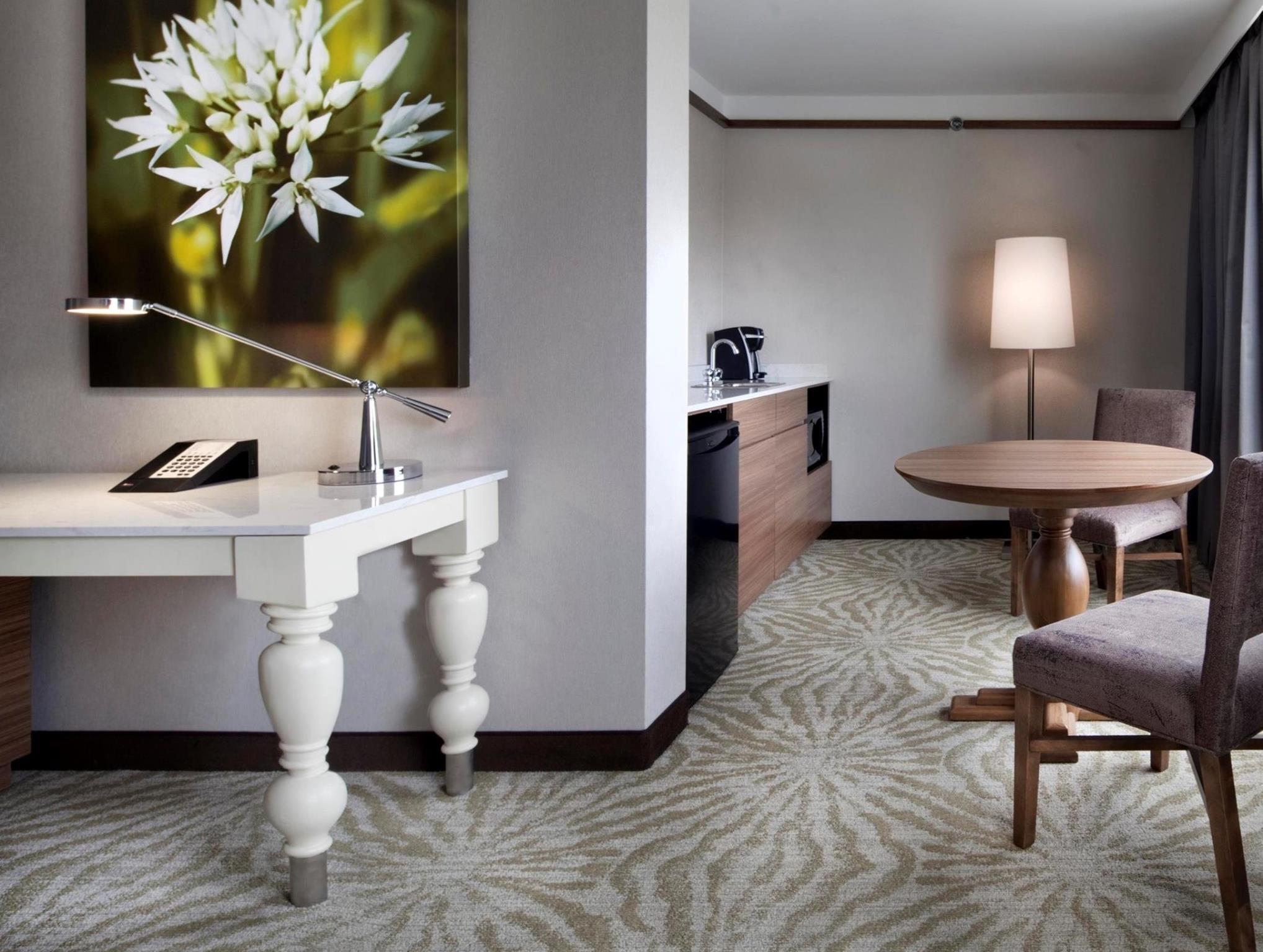 Hilton Garden Inn Montreal Airport Dorval Exterior photo