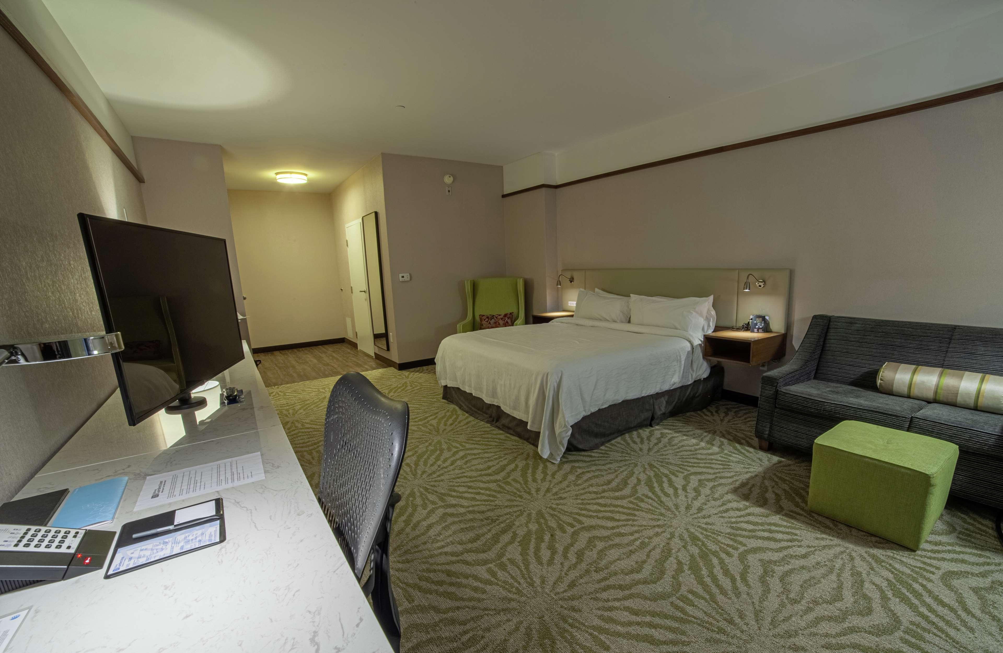 Hilton Garden Inn Montreal Airport Dorval Exterior photo