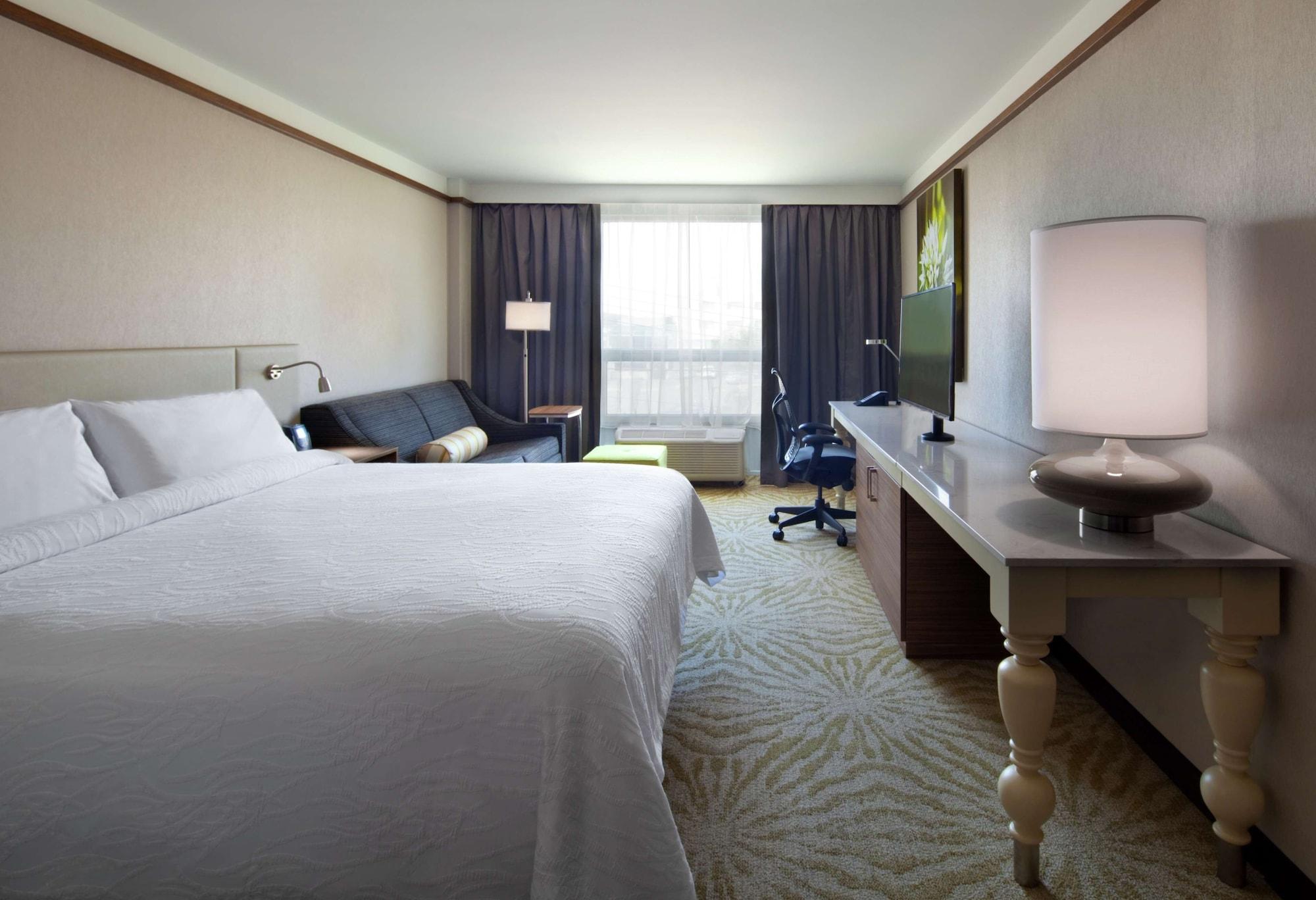 Hilton Garden Inn Montreal Airport Dorval Exterior photo